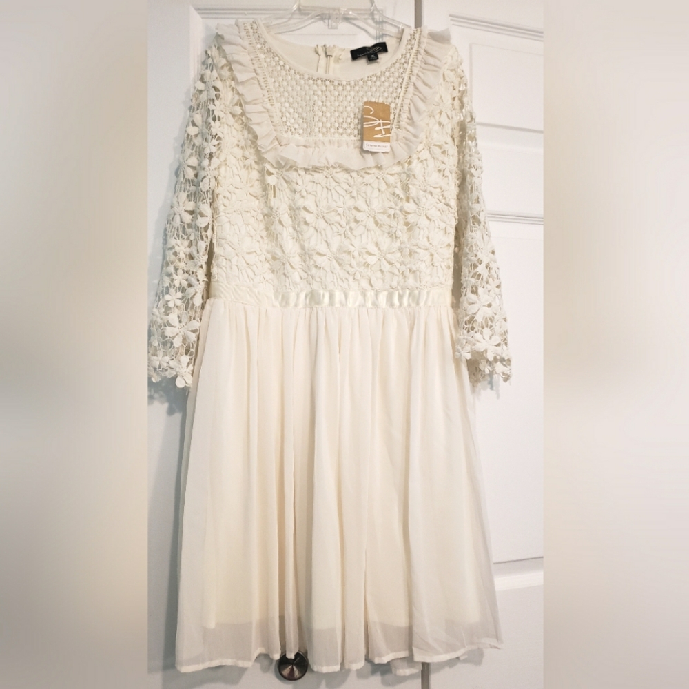NWT Suzanne Betro Sz. M Cream Colored Floral Lace Dress